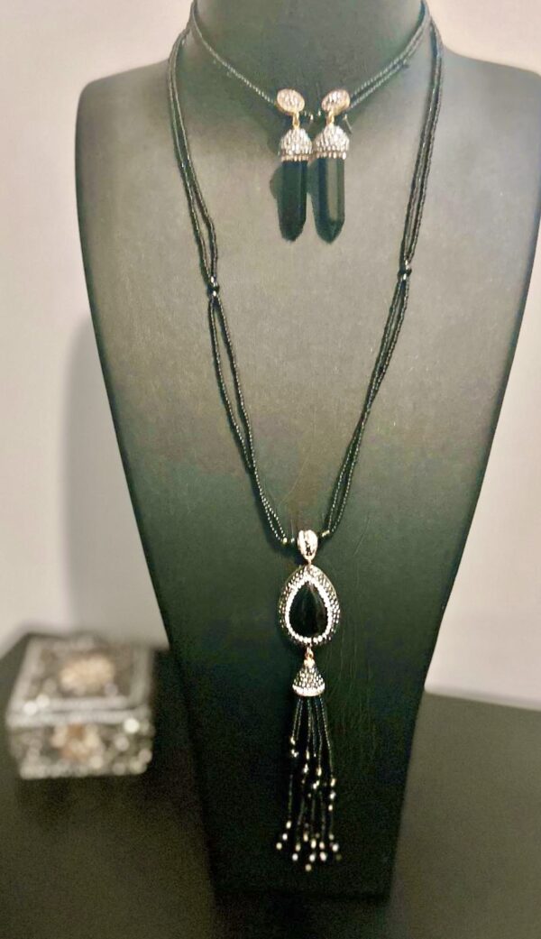 Ensemble collier de luxe en perles fines noir et cristal