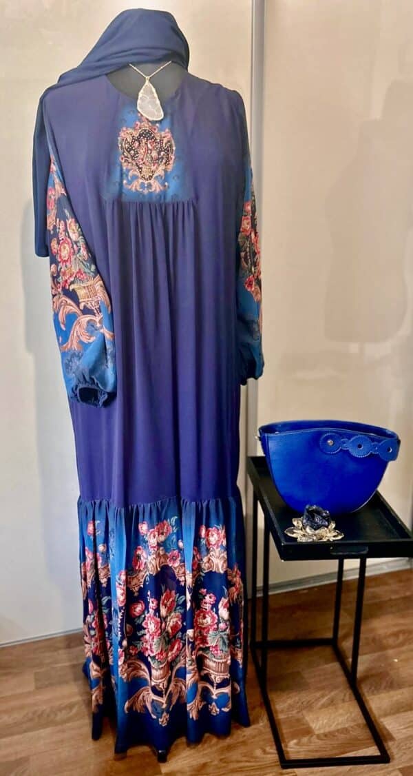 Robe intemporelle Rama bleu profond & perle de cristal
