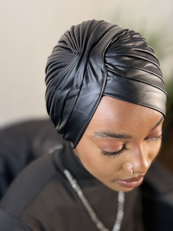 Turban Zeynab noir aspect cuir – Image 3