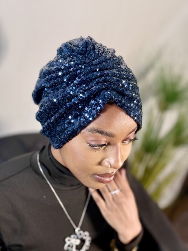 Turban prestige Jamila en sequins bleu profond – Image 3