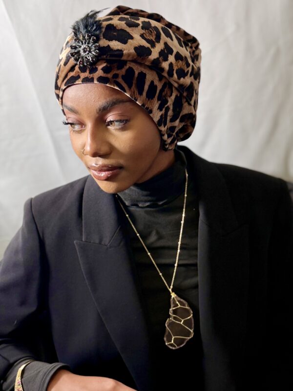 Turban prestige Zahra en velours léopard – Image 3