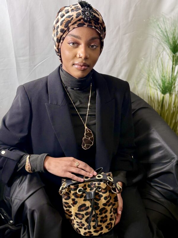 Turban prestige Zahra en velours léopard – Image 2