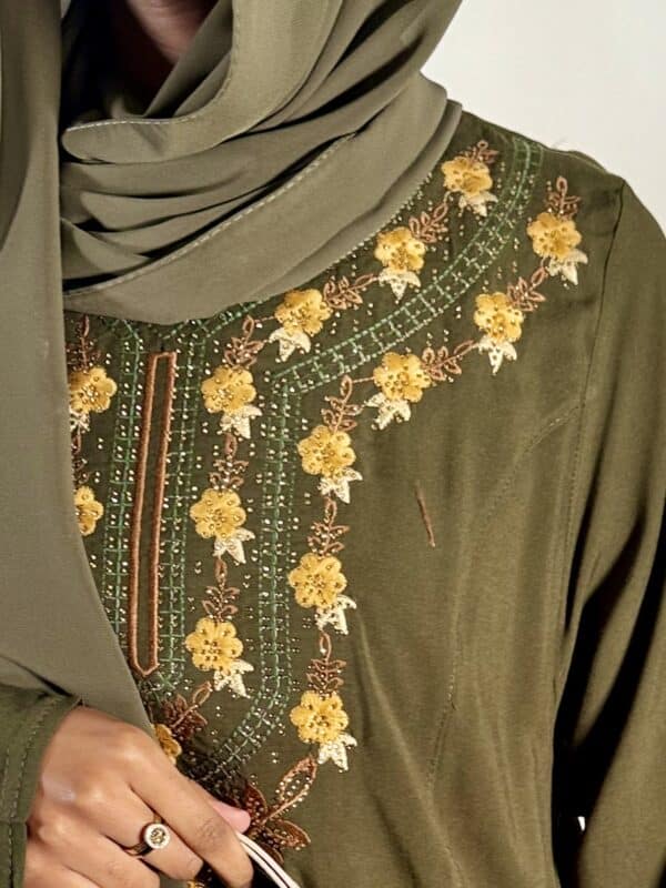 Robe coton brodée Nafissa vert-olive – Image 2