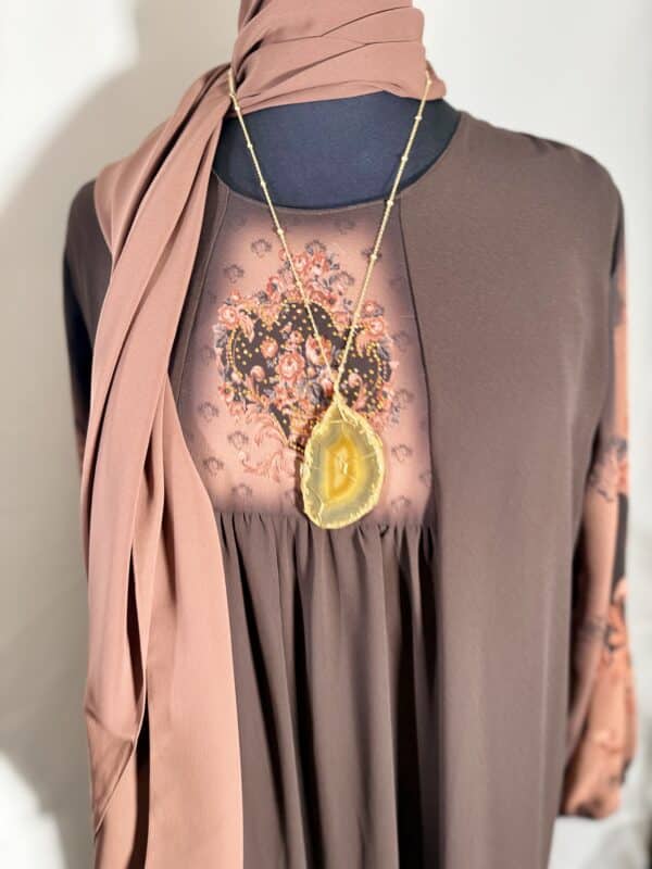 Robe intemporelle Rama marron tabac & perle de cristal – Image 4