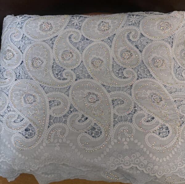 Original tissus en Guipure coton perlée bleu ciel 5 yards – Image 3