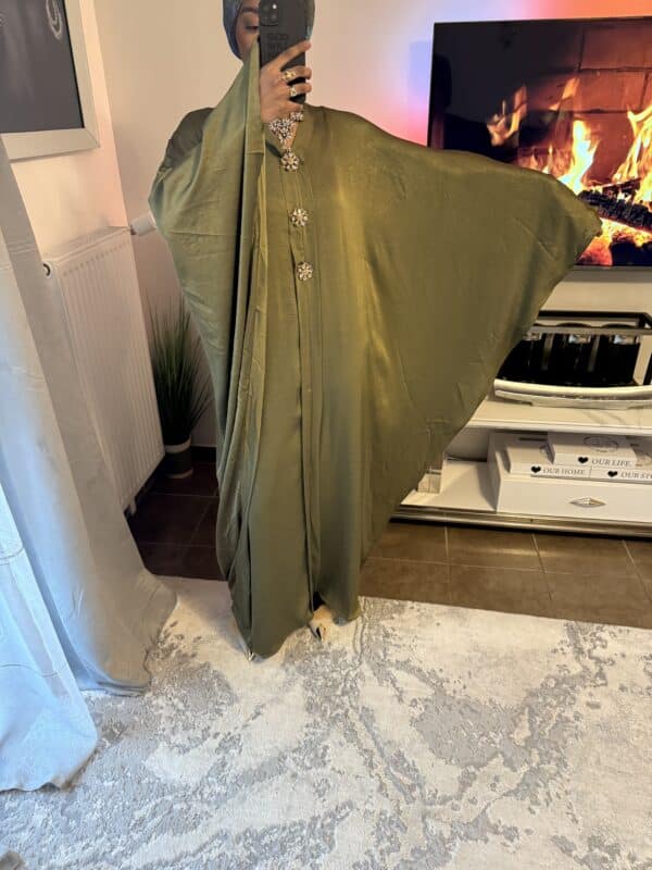 Abaya Sarah satinée vert-olive – Image 3
