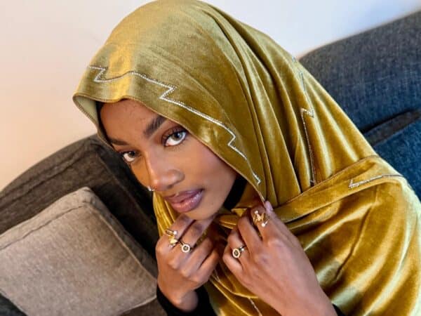 Voile Yasmine en velours soyeux jaune or