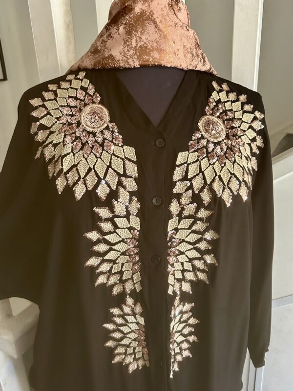 robe chemise noire brodée – sequins rose gold