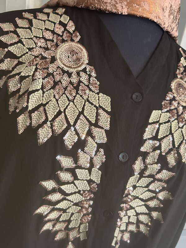 robe chemise noire brodée – sequins rose gold